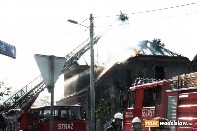 Zdjęcie w galerii na portalu naszwodzislaw.com: Pożar dachu jednego z budynków przy ul. Krętej wiadomości z regionu
