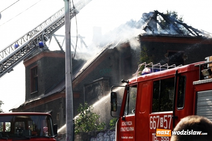Zdjęcie w galerii na portalu naszwodzislaw.com: Pożar dachu jednego z budynków przy ul. Krętej wiadomości z regionu