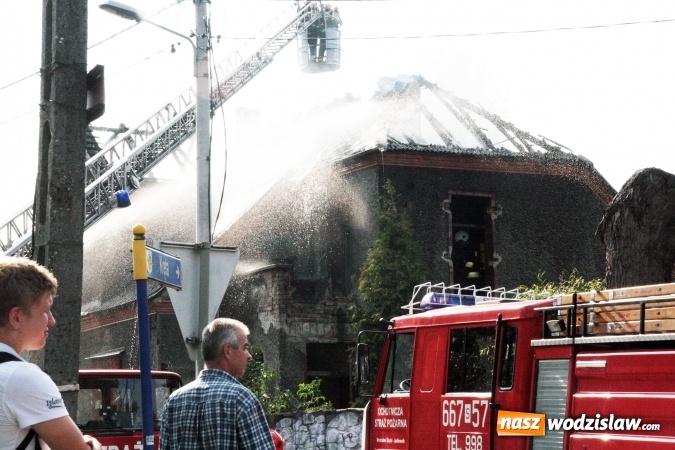 Zdjęcie w galerii na portalu naszwodzislaw.com: Pożar dachu jednego z budynków przy ul. Krętej wiadomości z regionu