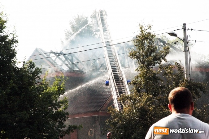 Zdjęcie w galerii na portalu naszwodzislaw.com: Pożar dachu jednego z budynków przy ul. Krętej wiadomości z regionu