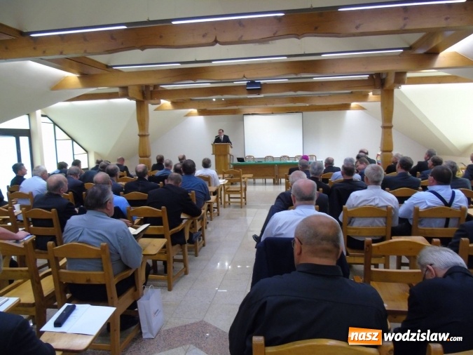Zdjęcie w galerii na portalu naszwodzislaw.com: Prezentacja oferty Funduszu podczas spotkania z księżmi wiadomości z regionu