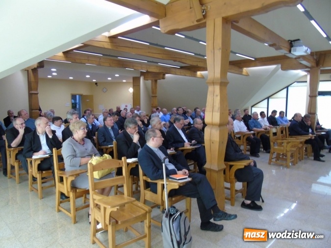 Zdjęcie w galerii na portalu naszwodzislaw.com: Prezentacja oferty Funduszu podczas spotkania z księżmi wiadomości z regionu