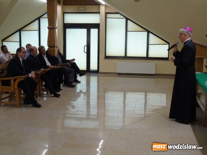 Zdjęcie w galerii na portalu naszwodzislaw.com: Prezentacja oferty Funduszu podczas spotkania z księżmi wiadomości z regionu