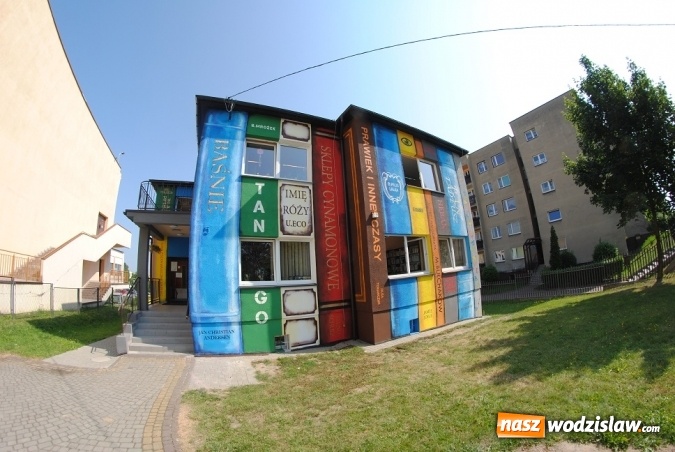 Zdjęcie w galerii na portalu naszwodzislaw.com: Jeden z najciekawszych murali w naszym regionie powstał na elewacji biblioteki miejskiej w Radlinie wiadomości z regionu