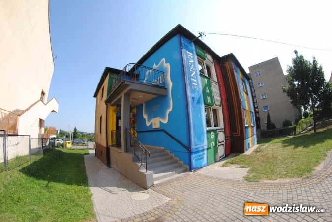 Zdjęcie w galerii na portalu naszwodzislaw.com: Jeden z najciekawszych murali w naszym regionie powstał na elewacji biblioteki miejskiej w Radlinie wiadomości z regionu
