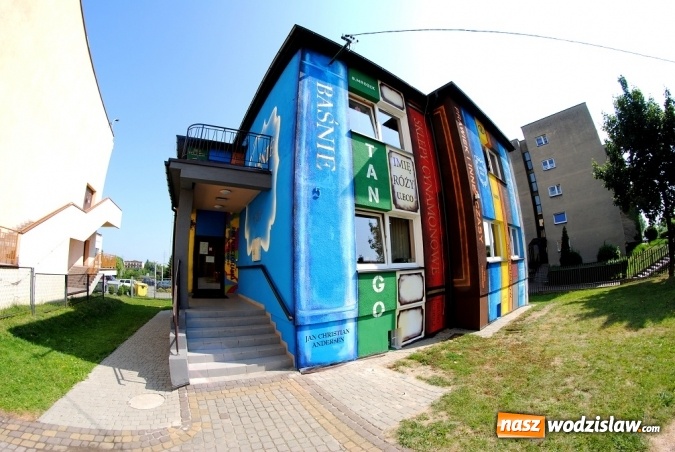 Zdjęcie w galerii na portalu naszwodzislaw.com: Jeden z najciekawszych murali w naszym regionie powstał na elewacji biblioteki miejskiej w Radlinie wiadomości z regionu
