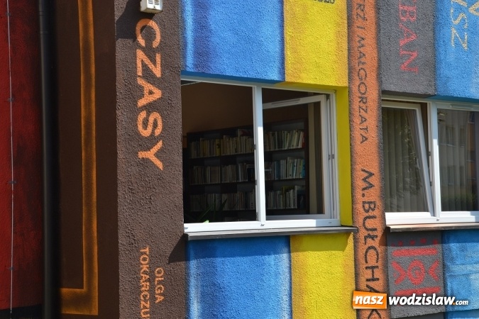 Zdjęcie w galerii na portalu naszwodzislaw.com: Jeden z najciekawszych murali w naszym regionie powstał na elewacji biblioteki miejskiej w Radlinie wiadomości z regionu