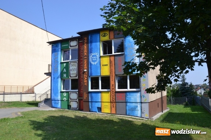 Zdjęcie w galerii na portalu naszwodzislaw.com: Jeden z najciekawszych murali w naszym regionie powstał na elewacji biblioteki miejskiej w Radlinie wiadomości z regionu