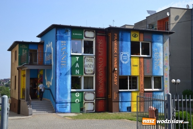 Zdjęcie w galerii na portalu naszwodzislaw.com: Jeden z najciekawszych murali w naszym regionie powstał na elewacji biblioteki miejskiej w Radlinie wiadomości z regionu