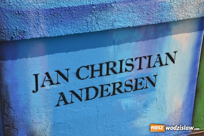 Zdjęcie w galerii na portalu naszwodzislaw.com: Jeden z najciekawszych murali w naszym regionie powstał na elewacji biblioteki miejskiej w Radlinie wiadomości z regionu