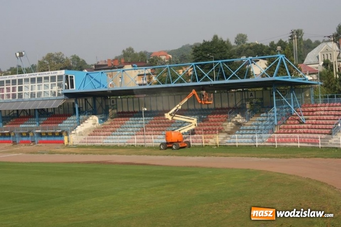 Zdjęcie w galerii na portalu naszwodzislaw.com: MOSiR: Trwa remont krytej trybuny wiadomości z regionu