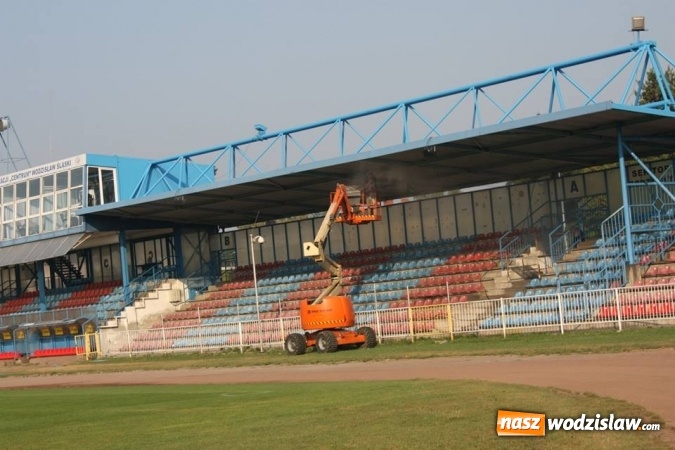 Zdjęcie w galerii na portalu naszwodzislaw.com: MOSiR: Trwa remont krytej trybuny wiadomości z regionu