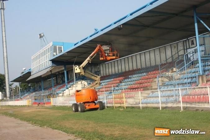 Zdjęcie w galerii na portalu naszwodzislaw.com: MOSiR: Trwa remont krytej trybuny wiadomości z regionu