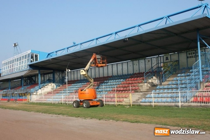 Zdjęcie w galerii na portalu naszwodzislaw.com: MOSiR: Trwa remont krytej trybuny wiadomości z regionu