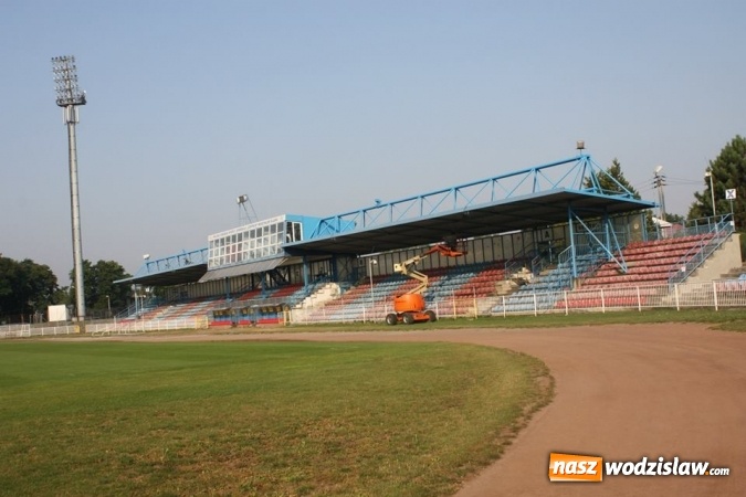 Zdjęcie w galerii na portalu naszwodzislaw.com: MOSiR: Trwa remont krytej trybuny wiadomości z regionu