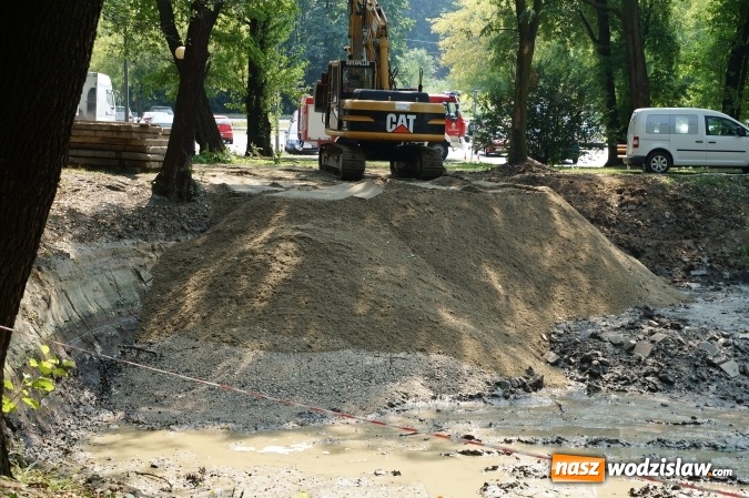 Zdjęcie w galerii na portalu naszwodzislaw.com: Prace nad rewitalizacją wodzisławskiego stawu zostały ponownie wznowione wiadomości z regionu