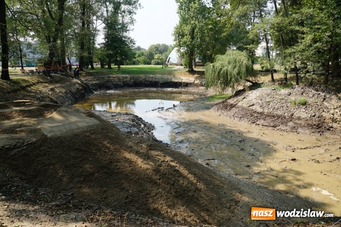 Zdjęcie w galerii na portalu naszwodzislaw.com: Prace nad rewitalizacją wodzisławskiego stawu zostały ponownie wznowione wiadomości z regionu