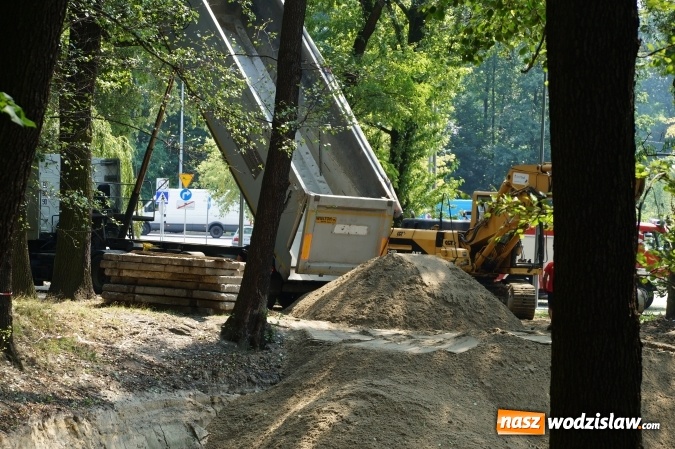 Zdjęcie w galerii na portalu naszwodzislaw.com: Prace nad rewitalizacją wodzisławskiego stawu zostały ponownie wznowione wiadomości z regionu