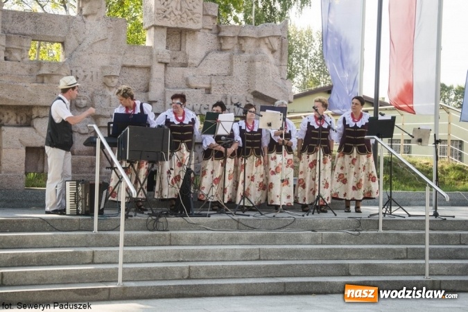 Zdjęcie w galerii na portalu naszwodzislaw.com: Letni koncert w Parku Sensorycznym ROSA. Tym razem wystąpił zespół wokalny Rzuchowianki wiadomości z regionu