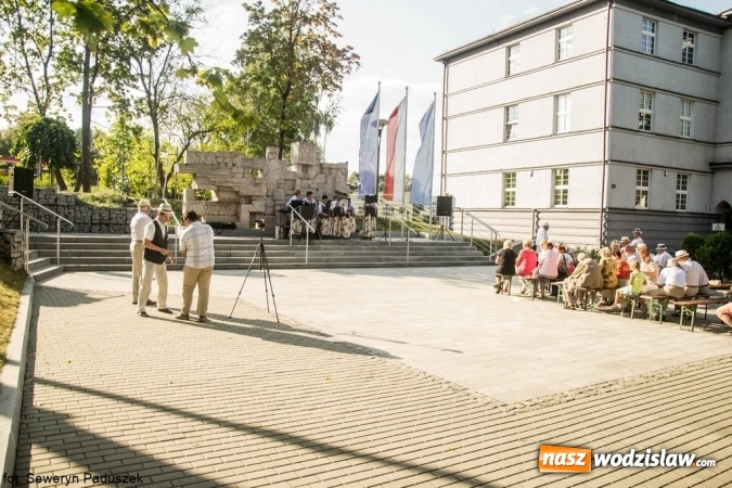 Zdjęcie w galerii na portalu naszwodzislaw.com: Letni koncert w Parku Sensorycznym ROSA. Tym razem wystąpił zespół wokalny Rzuchowianki wiadomości z regionu