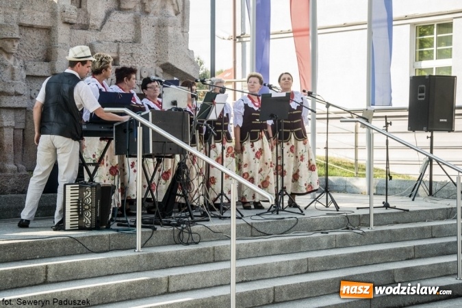 Zdjęcie w galerii na portalu naszwodzislaw.com: Letni koncert w Parku Sensorycznym ROSA. Tym razem wystąpił zespół wokalny Rzuchowianki wiadomości z regionu