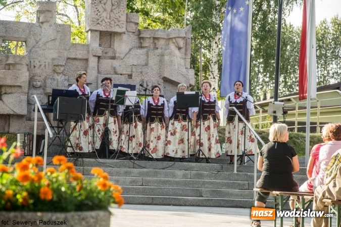 Zdjęcie w galerii na portalu naszwodzislaw.com: Letni koncert w Parku Sensorycznym ROSA. Tym razem wystąpił zespół wokalny Rzuchowianki wiadomości z regionu