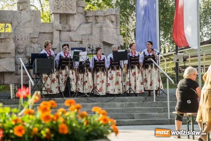 Zdjęcie w galerii na portalu naszwodzislaw.com: Letni koncert w Parku Sensorycznym ROSA. Tym razem wystąpił zespół wokalny Rzuchowianki wiadomości z regionu