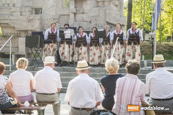 Zdjęcie w galerii na portalu naszwodzislaw.com: Letni koncert w Parku Sensorycznym ROSA. Tym razem wystąpił zespół wokalny Rzuchowianki wiadomości z regionu