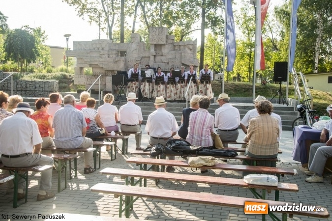 Zdjęcie w galerii na portalu naszwodzislaw.com: Letni koncert w Parku Sensorycznym ROSA. Tym razem wystąpił zespół wokalny Rzuchowianki wiadomości z regionu