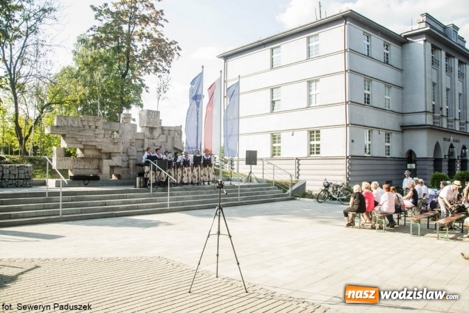 Zdjęcie w galerii na portalu naszwodzislaw.com: Letni koncert w Parku Sensorycznym ROSA. Tym razem wystąpił zespół wokalny Rzuchowianki wiadomości z regionu