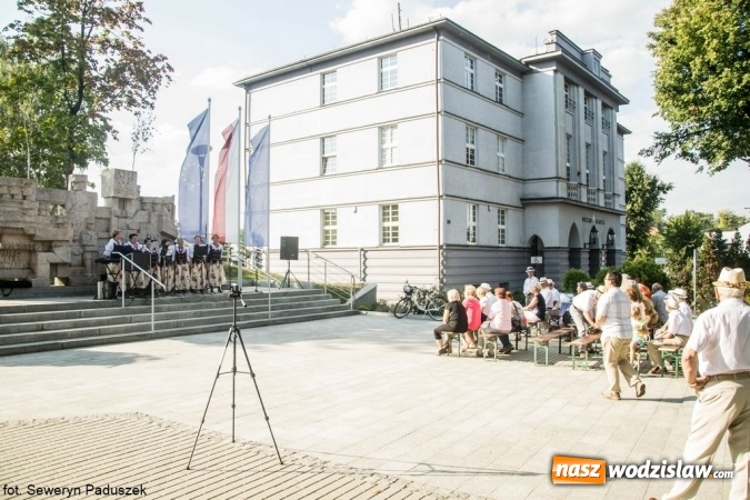 Zdjęcie w galerii na portalu naszwodzislaw.com: Letni koncert w Parku Sensorycznym ROSA. Tym razem wystąpił zespół wokalny Rzuchowianki wiadomości z regionu