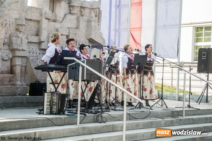 Zdjęcie w galerii na portalu naszwodzislaw.com: Letni koncert w Parku Sensorycznym ROSA. Tym razem wystąpił zespół wokalny Rzuchowianki wiadomości z regionu