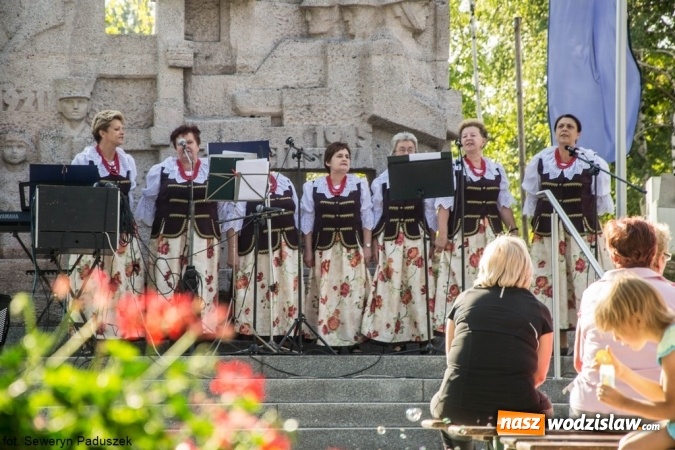 Zdjęcie w galerii na portalu naszwodzislaw.com: Letni koncert w Parku Sensorycznym ROSA. Tym razem wystąpił zespół wokalny Rzuchowianki wiadomości z regionu