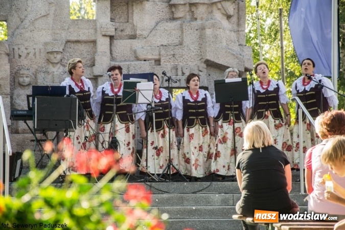 Zdjęcie w galerii na portalu naszwodzislaw.com: Letni koncert w Parku Sensorycznym ROSA. Tym razem wystąpił zespół wokalny Rzuchowianki wiadomości z regionu