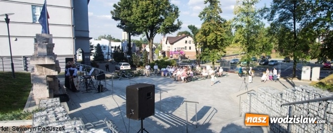 Zdjęcie w galerii na portalu naszwodzislaw.com: Letni koncert w Parku Sensorycznym ROSA. Tym razem wystąpił zespół wokalny Rzuchowianki wiadomości z regionu
