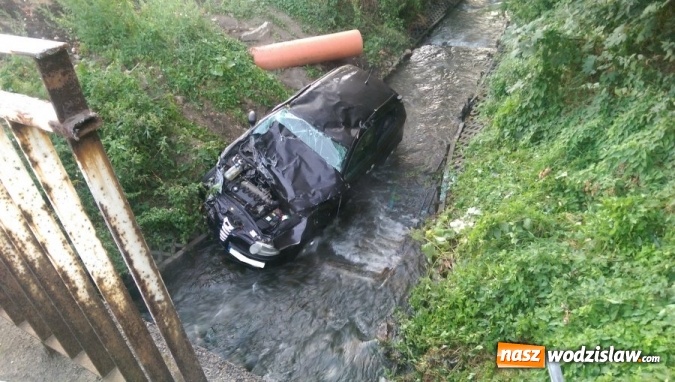 Zdjęcie w galerii na portalu naszwodzislaw.com: Nietrzeźwy kierowca uderzył w barierki energochłonne i wpadł do Nacyny wiadomości z regionu