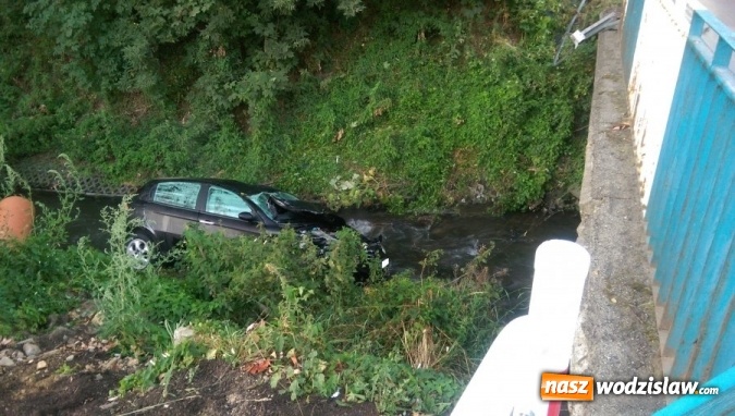 Zdjęcie w galerii na portalu naszwodzislaw.com: Nietrzeźwy kierowca uderzył w barierki energochłonne i wpadł do Nacyny wiadomości z regionu