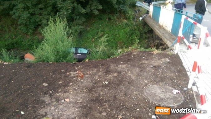 Zdjęcie w galerii na portalu naszwodzislaw.com: Nietrzeźwy kierowca uderzył w barierki energochłonne i wpadł do Nacyny wiadomości z regionu