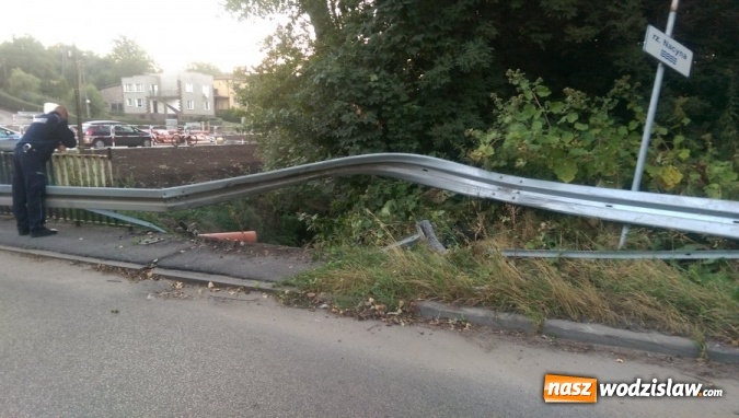 Zdjęcie w galerii na portalu naszwodzislaw.com: Nietrzeźwy kierowca uderzył w barierki energochłonne i wpadł do Nacyny wiadomości z regionu
