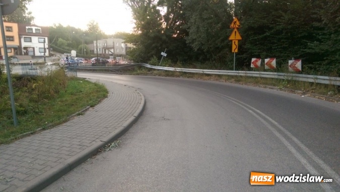 Zdjęcie w galerii na portalu naszwodzislaw.com: Nietrzeźwy kierowca uderzył w barierki energochłonne i wpadł do Nacyny wiadomości z regionu
