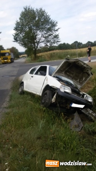 Zdjęcie w galerii na portalu naszwodzislaw.com: Wyprzedzała samochód kiedy ten skręcał w lewo. Doszło do groźnej kolizji wiadomości z regionu