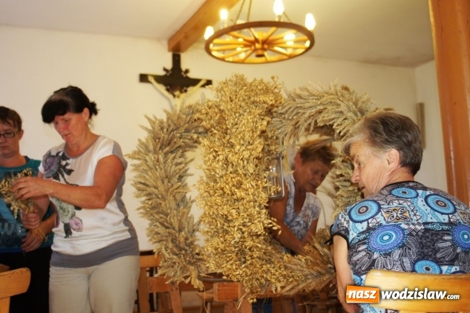 Zdjęcie w galerii na portalu naszwodzislaw.com: Panie plotły korony dożynkowe wiadomości z regionu