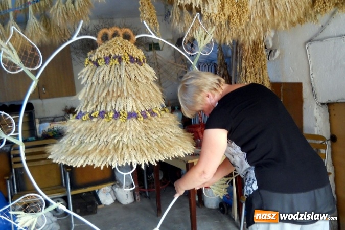 Zdjęcie w galerii na portalu naszwodzislaw.com: Panie plotły korony dożynkowe wiadomości z regionu