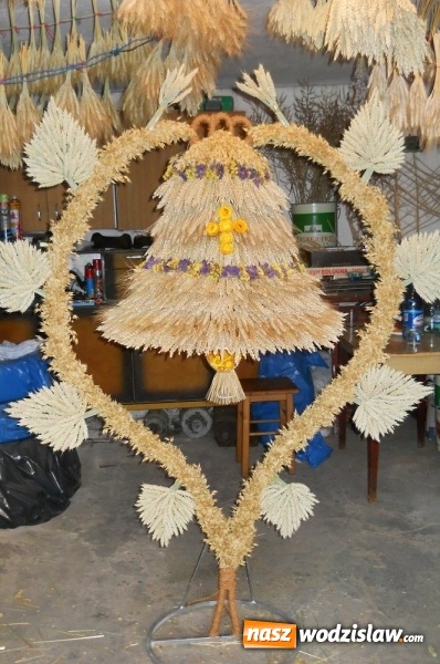 Zdjęcie w galerii na portalu naszwodzislaw.com: Panie plotły korony dożynkowe wiadomości z regionu