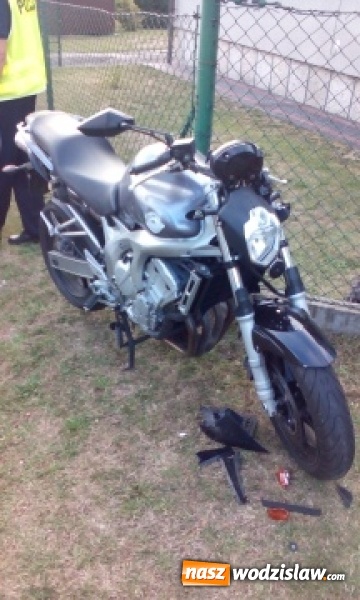 Zdjęcie w galerii na portalu naszwodzislaw.com: W Radlinie na skrzyżowaniu ulic Głożyńskiej i Rymera zderzyła się osobówka z motocyklem! Obaj kierowcy trafili do szpitala  wiadomości z regionu