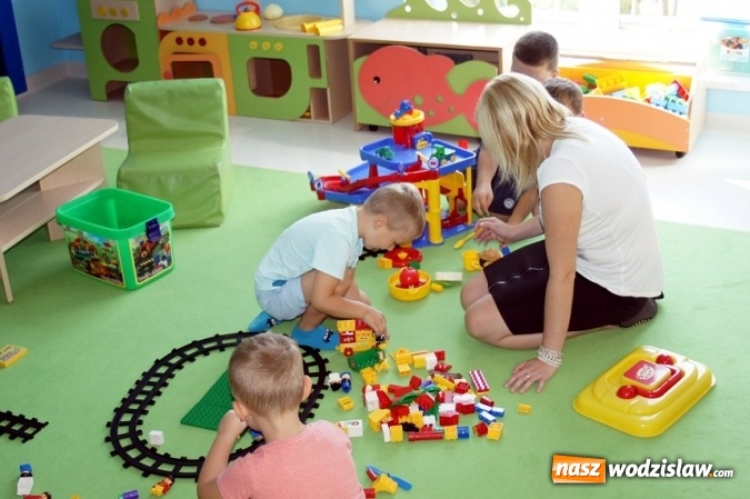 Zdjęcie w galerii na portalu naszwodzislaw.com: Mnóstwo rodziców z dziećmi odwiedziło mszańskie przedszkole  wiadomości z regionu