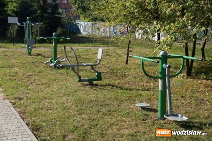 Zdjęcie w galerii na portalu naszwodzislaw.com:  Przy wodzisławskich szkołach powstały nowe place zabaw i siłownie na świeżym powietrzu. Gdzie dokładnie zostały wybudowane?  wiadomości z regionu