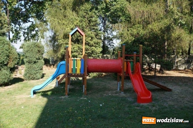 Zdjęcie w galerii na portalu naszwodzislaw.com:  Przy wodzisławskich szkołach powstały nowe place zabaw i siłownie na świeżym powietrzu. Gdzie dokładnie zostały wybudowane?  wiadomości z regionu