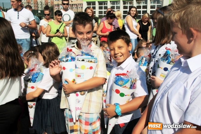 Zdjęcie w galerii na portalu naszwodzislaw.com: Zabrzmiał pierwszy dzwonek. Uczniowie z Wodzisławia odebrali tradycyjne tyty  wiadomości z regionu