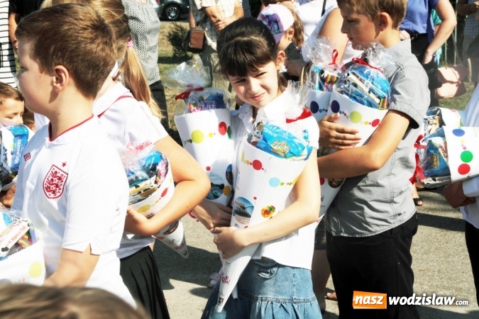 Zdjęcie w galerii na portalu naszwodzislaw.com: Zabrzmiał pierwszy dzwonek. Uczniowie z Wodzisławia odebrali tradycyjne tyty  wiadomości z regionu